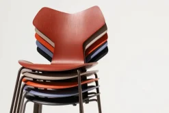 Fritz Hansen 3130 Grand Prix stol i farvet ask af Arne Jacobsen><noscript><img width=