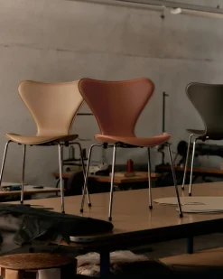 Fritz Hansen 3107 Serie 7 stol, Tailored af Arne Jacobsen><noscript><img width=