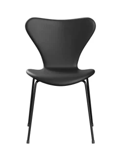 Fritz Hansen 3107 stol, fuldpolstret Essential læder sort / krom stel af Arne Jacobsen><noscript><img width=
