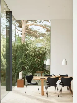 Fritz Hansen 3107 stol, fuldpolstret Essential læder sort / krom stel af Arne Jacobsen><noscript><img width=