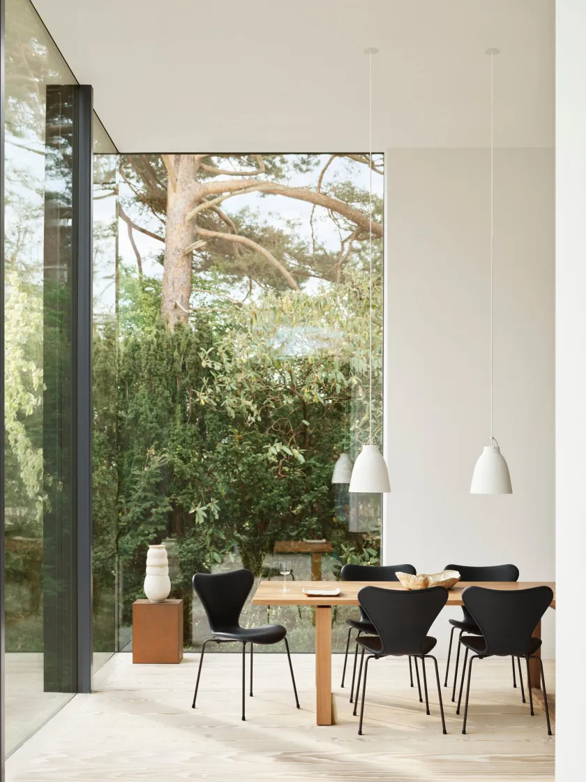 Fritz Hansen 3107 stol, fuldpolstret Essential læder sort / krom stel af Arne Jacobsen> Spisebordsstole