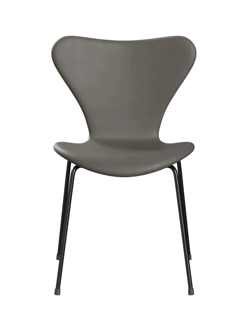 Fritz Hansen 3107 stol, fuldpolstret Essential læder sort / krom stel af Arne Jacobsen> Spisebordsstole