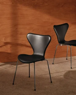 Fritz Hansen 3107 stol, fuldpolstret Essential læder lava/sort stel af Arne Jacobsen><noscript><img width=