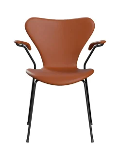 Fritz Hansen 3207 stol m/armlæn, fuldpolstret Essential læder sort/sort stel af Arne Jacobsen><noscript><img width=