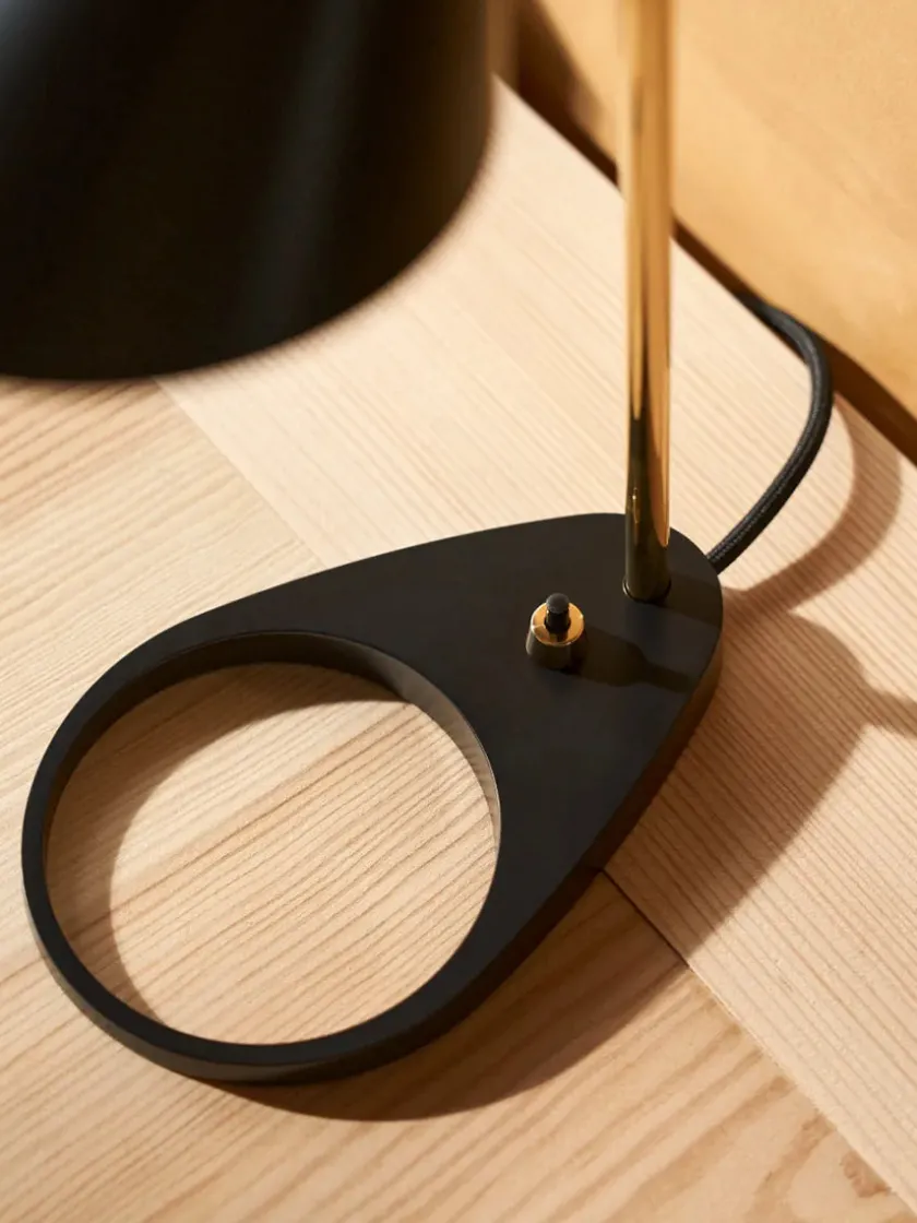 Louis Poulsen AJ Mini Table Lamp, black/brass af Arne Jacobsen> Spots