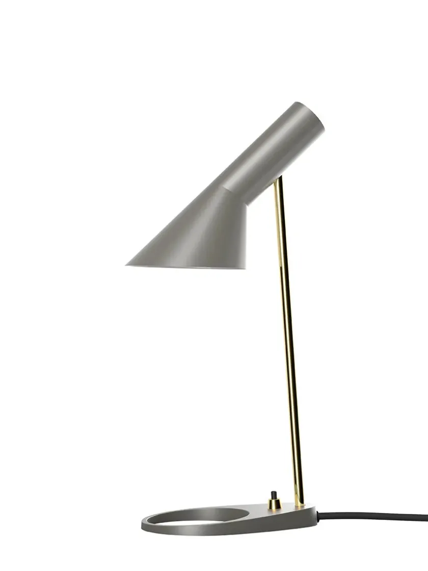Louis Poulsen AJ Mini Table Lamp, black/brass af Arne Jacobsen> Spots