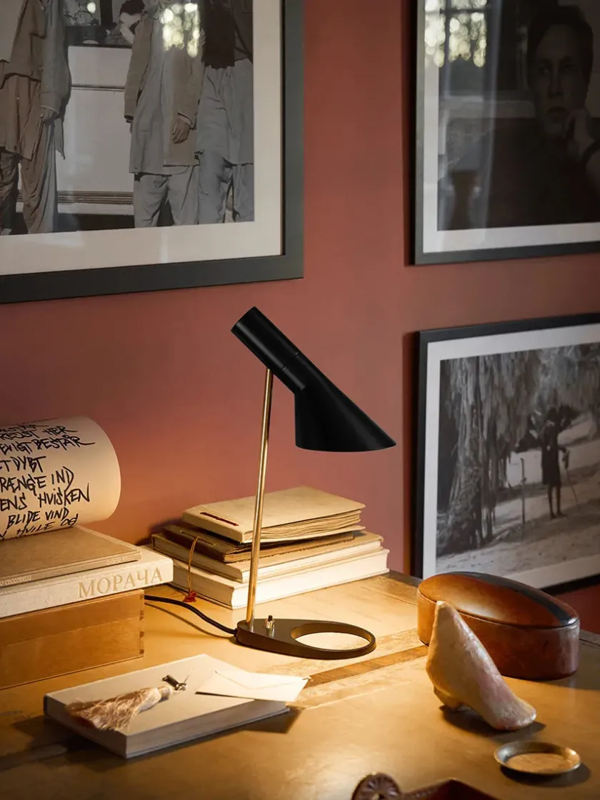 Louis Poulsen AJ Mini Table Lamp, black/brass af Arne Jacobsen> Spots