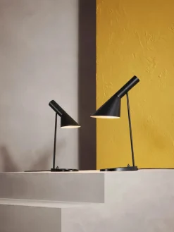 Louis Poulsen AJ Mini Table Lamp, black/brass af Arne Jacobsen><noscript><img width=