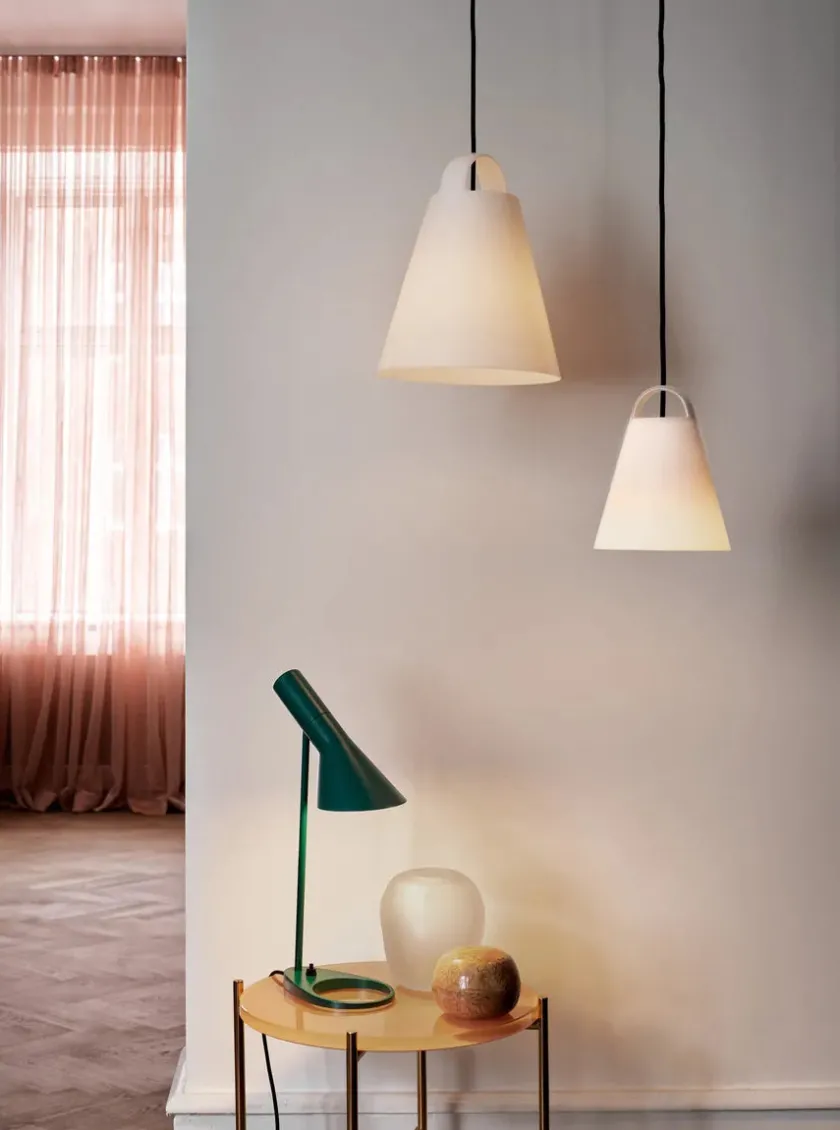 Louis Poulsen AJ Mini Table Lamp, black/brass af Arne Jacobsen> Spots