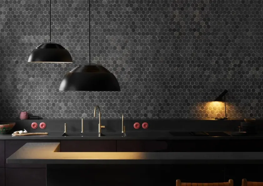 Louis Poulsen AJ Mini Table Lamp, black/brass af Arne Jacobsen> Spots
