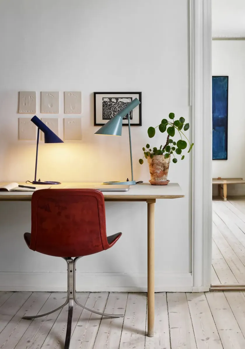 Louis Poulsen AJ Mini Table Lamp, black/brass af Arne Jacobsen> Spots