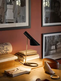 Louis Poulsen AJ Mini Table Lamp, grey/brass af Arne Jacobsen><noscript><img width=