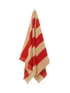 Ferm Living Alee Bath Towel, light camel/red fra> Badeværelsestekstiler