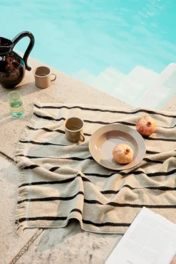 Ferm Living Alee Bath Towel, sand/black fra> Badeværelsestekstiler