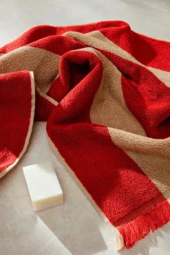 Ferm Living Alee Hand Towel, light camel/red fra> Badeværelsestekstiler
