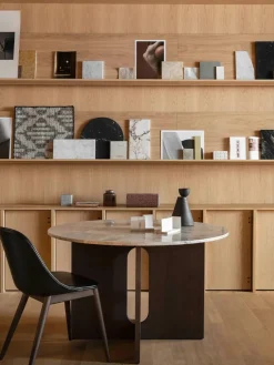 Audo Copenhagen Androgyne Dining Table Ø120 natural oak, sand sten fra><noscript><img width=