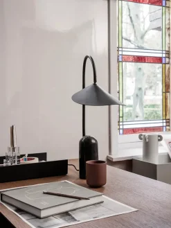 Ferm Living Arum bordlampe fra><noscript><img width=