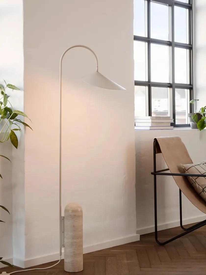 Ferm Living Arum Gulvlampe fra> Gulvlamper|Spots