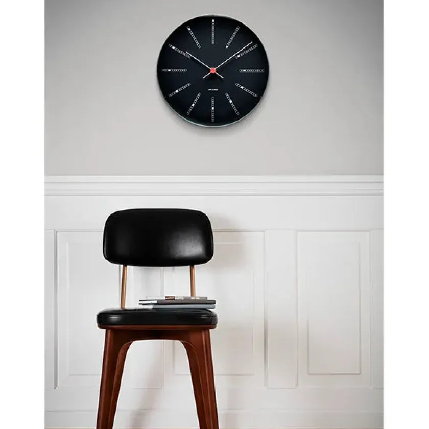 Arne Jacobsen Clocks Bankers club vægur af Arne Jacobsen i sort (Ø: 21)> Gaver Til Ham|Vægure