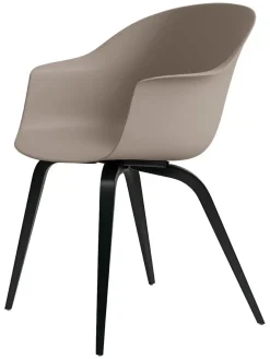 GUBI Bat Spisestol, wood base fra><noscript><img width=