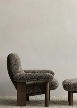 Audo Copenhagen Brasilia Lounge Chair, Dark Stained Oak Sheepskin Root fra> Lænestole