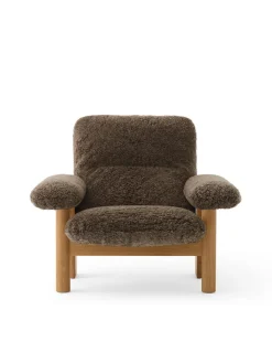 Audo Copenhagen Brasilia Lounge Chair, Dark Stained Oak Sheepskin Root fra><noscript><img width=