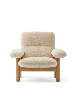 Audo Copenhagen Brasilia Lounge Chair, Dark Stained Oak Sheepskin Root fra><noscript><img width=