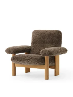 Audo Copenhagen Brasilia Lounge Chair, Natural Oak Sheepskin Nature fra><noscript><img width=