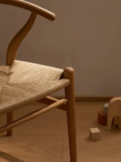 Carl Hansen & Søn CH24 Children's Chair af Hans J. Wegner><noscript><img width=