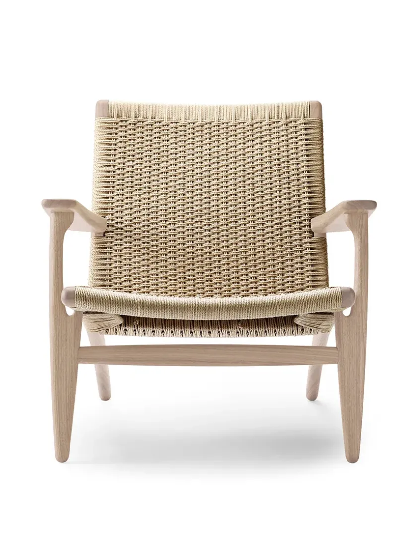 Carl Hansen & Søn CH25 Loungestol, eg olie af Hans J. Wegner> Loungestole|Lænestole