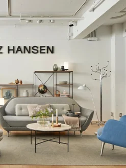Fritz Hansen Coat Tree af Sidse Werner><noscript><img width=