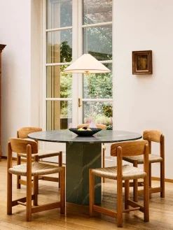 GUBI Daumiller Side Chair, golden pine fra> Spisebordsstole
