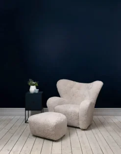 Audo Copenhagen Den Trætte Mand fodskammel fra><noscript><img width=