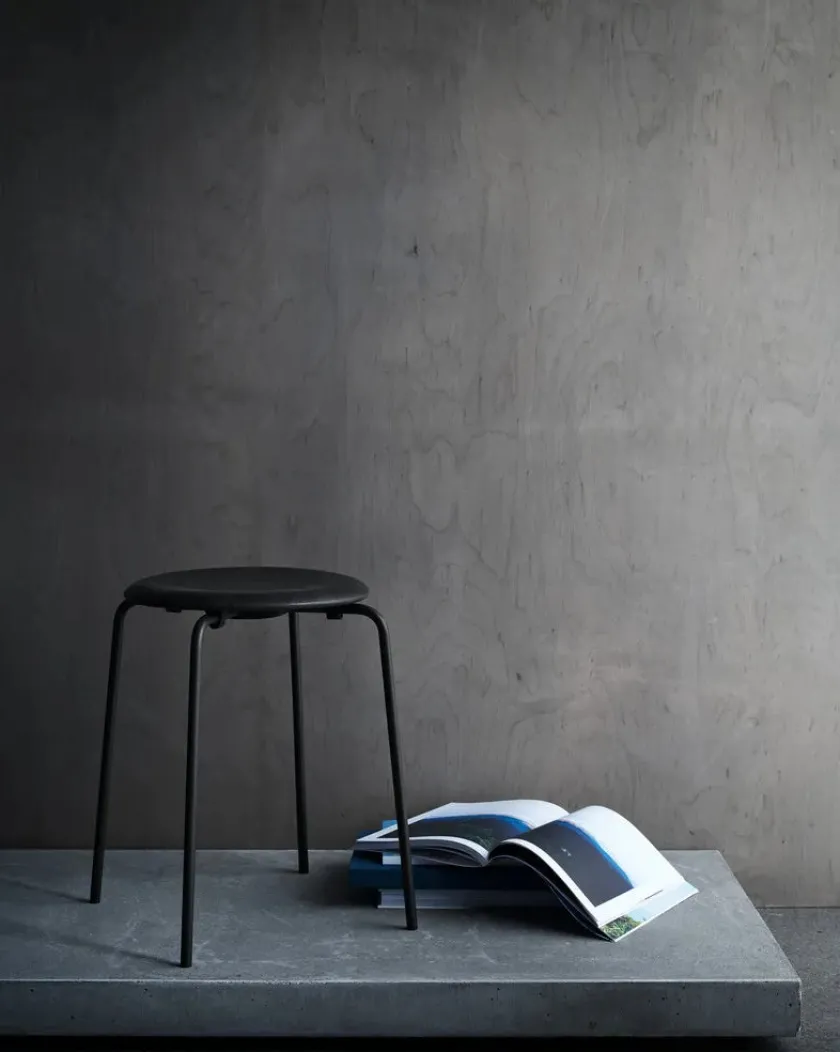 Fritz Hansen Dot skammel, sort af Arne Jacobsen> Skamler