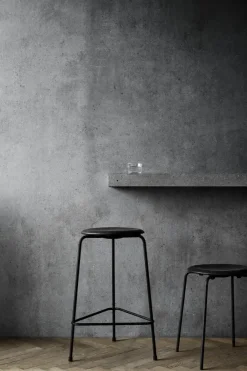 Fritz Hansen Dot skammel, sort af Arne Jacobsen><noscript><img width=