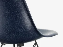 Vitra Eames Fiberglass Chair DSR, sortlakeret fra><noscript><img width=