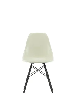 Vitra Eames Fiberglass Chair DSW, sortlakeret ahorn fra><noscript><img width=