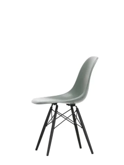 Vitra Eames Fiberglass Chair DSW, sortlakeret ahorn fra><noscript><img width=