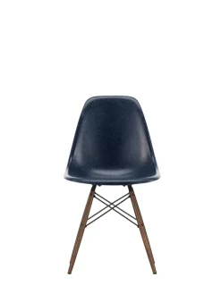 Vitra Eames Fiberglass Chair DSW, mørkbejdset ahorn fra><noscript><img width=