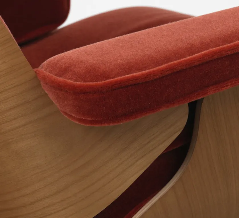 Vitra Eames Lounge Chair, kirsebær, calma brandy inkl. Fodskammel fra> Fodskamler|Loungestole