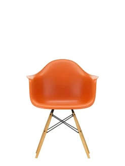 Vitra Eames Plastic Armchair DAW, ahorntræ fra><noscript><img width=
