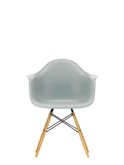 Vitra Eames Plastic Armchair DAW, ahorntræ fra><noscript><img width=