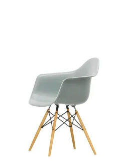 Vitra Eames Plastic Armchair DAW, ahorntræ fra><noscript><img width=