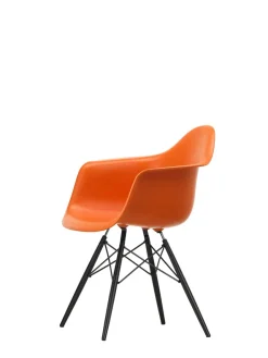 Vitra Eames Plastic Armchair DAW, sortlakeret ahorntræ fra><noscript><img width=