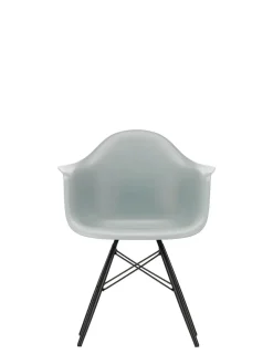 Vitra Eames Plastic Armchair DAW, sortlakeret ahorntræ fra><noscript><img width=