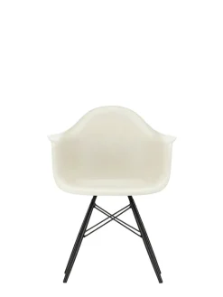 Vitra Eames Plastic Armchair DAW, sortlakeret ahorntræ fra><noscript><img width=