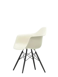 Vitra Eames Plastic Armchair DAW, sortlakeret ahorntræ fra><noscript><img width=