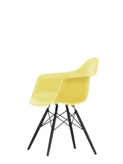 Vitra Eames Plastic Armchair DAW, sortlakeret ahorntræ fra><noscript><img width=