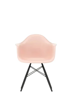 Vitra Eames Plastic Armchair DAW, sortlakeret ahorntræ fra><noscript><img width=