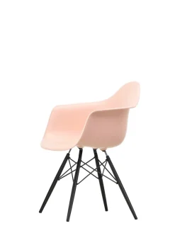 Vitra Eames Plastic Armchair DAW, sortlakeret ahorntræ fra><noscript><img width=